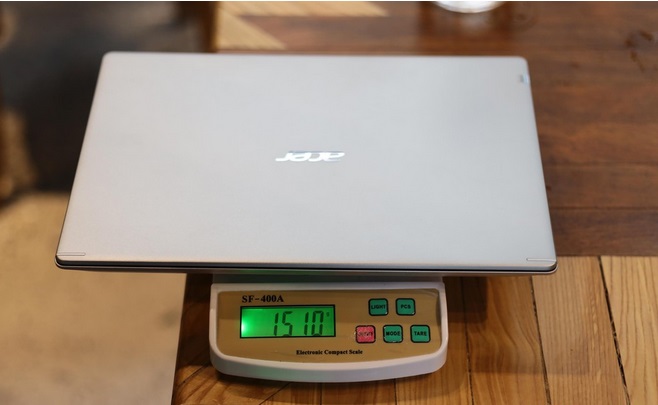 Aspire 5 chỉ nặng 1.5 kg giúp người dùng di chuyển một cách dễ dàng hơn