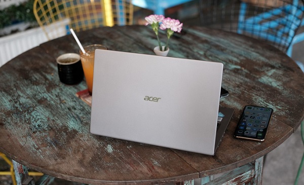 logo Acer in nổi ở giữa chiếc laptop swift 3s