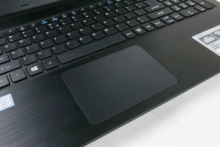 Bàn phím và touchpad lớn, tiện dụng của Acer A315